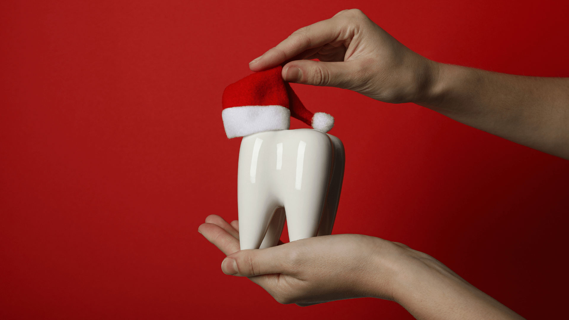 Ceramiczny ząb z czapeczką świąteczna. Jak dbać o higienę zębów w okresie świątecznym?